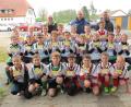 Bild: khg
Die beiden Jungen-Mannschaften der Grundschule Vilseck nach der Grundschul-Landkreismeisterschaft auf dem Sportgelände des FV Vilseck mit (hinten, von links) Karl Heinz Grollmisch sowie den Betreuern Hans-Jürgen Geier und Daniel Obermeier (beide FV Vilseck).