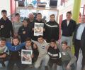 Bild: gel
Stolz präsentierten die Ringerteams der Dreifaltigkeits-Mittelschule,stehend die Altersklasse III und kniend die AK-IV, mit Betreuer Thomas Gebele (hinten Mitte) ihre Urkunden von der Bayerischen Meisterschaft in Weißenburg und vom Deutschen Schulvergleich in Niedernberg. Die Schulleitung, Udo Leitz (rechts) und Florian Fuchs (Zweiter von rechts), dankte den Schülern für ihren Einsatz und freute sich mit über die tollen Ergebnisse.