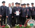Bild: tkr
Der Geehrte Peter Breitschafter (Bildmitte), zusammen mit der Landkreisführung, der Vorstandschaft der Feuerwehr Zeinried, sowie Bürgermeister Eckl und Landrat Thomas Ebeling.