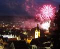 Bild: Hirsch
Roter Himmel über der Stadt Schwandorf. Das Pfingstvolkfest endete am Sonntag nach Einbruch der Dunkelheit mit einem Feuerwerk. Viele Bürger versammelten sich am „Schwammerling“ auf dem Weinberg und genossen den Blick auf die Stadt und das Farbenspektakel.