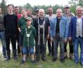 Bild: wro
Der Angelwettbewerb ist ein fester Bestandteil des Fischerfestes. An der Kipp wurden die Sieger gekürt und die Königsketten an Nachwuchsangler Hannes Hechtl (vorne links) und Günther Brosch überreicht. Es gratulierte Vorsitzender Daniel Hechtl (links), 2. Vorsitzender Matthias Zwerenz und Bürgermeister Toni Dutz (von rechts).