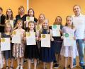 Bild: jst
Die Lehrer Ivonne Drzymota (hinten, Dritte von links) und Joachim Steppert (rechts) sind stolz auf Annika Neubauer, Josephine Schricker, Marie Walter, Anna Hefner, Lily Teschke und Sarah Brandt (vorne, von links) sowie auf Mateusz Niemczuk, Nicole Bachmann, Sophia Arnold, Katharina Fehn, Katharina Ficker (hinten, von links).
