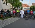 Bild: jr
In die Pedale stiegen 22 Radwallfahrer, die sich am Mittwochmorgen von Konnersreuth aus auf den Weg nach Altötting machten. Pfarrseelsorger Pater Benedikt Leitmayr (Mitte) verabschiedete die Radfahrer mit dem Pilgersegen. Organisiert hat die Radwallfahrt erneut Edgar Wenisch (Fünfter von rechts).