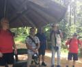 Bild: roh
FGV-Wanderung über den Steinwald zur Glasschleif bei Arnoldsreuth: 
Am Steinwaldpilz wurde eine Rast eingelegt.