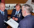 Bild: hai
Armin Grieshammer bekam von stellvertretendem Kreisvorsitzenden Ingo Pürner und Kreisvorsitzendem Thomas Semba (von links) das Fahnenträgerabzeichen des Bayerischen Soldatenbundes in Gold verliehen.