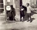 Repro: ü
"Die Zwei von der Tankstelle": Eine junge Dame aus dem Markt plauderte an der "Boder-Tankstelle" um 1940 mit einem Soldaten der Wehrmacht.