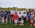 Bild: gz
Der Hauptorganisator Florian Bauer (links) und TSV-Vorsitzender Thomas Meckl gratulierten den besten drei Teams zu ihren Preisen. Der Titel Marktmeister ging an das Team "Extremadura" mit Spielerkapitän Pascal Liebl (sitzend, Dritter von rechts).