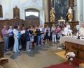 Bild: kod
Die Geistlichen Armin Maierhofer aus Mähring und Jaroslav Šašek aus Planá (von rechts) feierten mit den Sängern und Besuchern Gottesdienst.