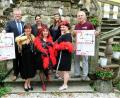 Bild: Hirsch
Oberbürgermeister Andreas Feller, Irene Kaaden, Yvonne Hofmann, Sabine Brunner, Margret Gareis, Nina Steinshorn und Vorsitzender Hans Wilhelm (von links) werben für die diesjährige Spielsaison der Theaterbühne Schwandorf.