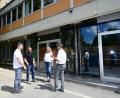 Bild: bey
Bastian Pausch, Juretzka Architekten, Bauamtsleiter Uli Rupprecht, Zweite Bürgermeisterin Andrea Lang und Bürgermeister Rainer Rewitzer treffen sich zur regelmäßigen Baubesprechung an der Zottbachtalschule. Im Hintergrund deutlich erkennbar die neuen großflächigen Fenster und die neuen Türen. Das Obergeschoss wird ebenfalls noch saniert, die gelbe Brüstung verschwindet, die Fensterfläche wird vergrößert.