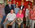 Bild: jr
Irmgard Schneider (vorne, neben Ehemann Willi) feierte ihren 70. Geburtstag. Dazu gratulierten unter anderem (stehend, von rechts) Andrea Zinnecker, Michaela Lenk und Otto Weiß, Tochter Sandra mit ihrem Lebensgefährten Christian, Zweiter Bürgermeister Stefan Grillmeier, Karola Kamm und Herma Laumer.