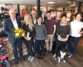 Bild: ibj
Mit Kerstin Schön und ihrer Familie (ab zweite von links) freuten sich der Bürgermeister (links) und die Mitarbeiterinnen (rechts) über die besondere Anerkennung.