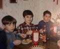 Bild: exb
Zur Erholung war Antrii Sumkin (Mitte) vor 30 Jahren bei der Familie Meinzinger. Links im Bild ein weiteres Kind aus Tschernobyl, rechts Robert Meinzinger.