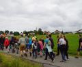Bild: mmj
Die Pilgergruppe der Kolpingfamilie auf dem Weg zur Kreuzbergkirche in Pleystein (Hintergrund Mitte).