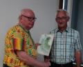 Bild: ksi
Johann Lobinger (rechts) überreicht eine Spende über 2000 Euro an Pfarrer Josef
Renner zur Unterstützung seiner Arbeit in der Mission.