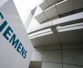 Bild: Peter Kneffel
Das Logo von Siemens auf einer Stele. Foto: Peter Kneffel/Archivbild