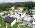 Bild: bey
Lobkowitz-Realschule (Mitte) und Sonderpädagogisches Förderzentrum (vorne, links) platzen aus allen Nähten. Ungewiss ist, wie es mit dem BSZ (oben, links) weitergeht.