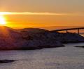 Bild: Hinrich Bäsemann
Die Sonne geht hinter der Sommaroy-Brücke unter, die die Inseln Kvaloya und Sommaroy verbindet.