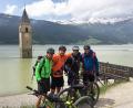 Bild: privat
Florian Bösl (von links), Ralph Egeter, Benedikt Ach und Michael Herrmann machen Pause am Stausee am Reschenpass und sind nicht mehr weit von ihrem Endziel entfernt.
