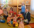 Bild: dob
Durch die Containerlösung können noch weitere freie Plätze im Evangelischen Haus für Kinder Gottfried Sperl angeboten werden. Der evangelische Stadtpfarrer Dieter Schinke (rechts) und Uli Münchmeier (Zweiter von links) vom Hilfsverein sind darüber mit stellvertretender Leiterin Anke Mittelmeier (Zweite von rechts) mehr als erfreut.