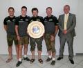 Bild: slh
Bei der Aufstiegsfeier der Weiherner Schützen gratulierte Bürgermeister Richard Tischler im Namen der Stadt Pfreimd. Stefan Gradl spendierte eine Ehrenscheibe .Im Bild (von links) Matthias Reis, Stefan Gradl, Mannschaftsführer Gerhard Meindl, Günther Gradl und Bürgermeister Richard Tischler.
