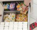 Bild: pmen
Gummibärchen, Hustenbonbons oder Taschentücher: Damit ist jetzt erst mal Schluss. Die Schublade in der Mohren-Apotheke in Weiden geht nur noch bei frei verkäuflichen Medikamenten auf.