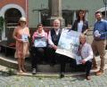 Bild: fph
Mit Spannung erwarten (von links) Martina Kerschbaum und Nour Altabbaa von "Wir sind alle Wunsiedel", Bürgermeister Karl-Willi Beck, Touristikfachkraft Melanie Wehner-Engel, Daniel Wolf vom Ordnungsamt und (kniend) der externe Berater Harry Ipfling das Brunnenfest.
