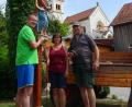 Bild: ga
PGR-Vorsitzender Franz Grabinger (links) und die Unterauerbacher Wirtsleute Elisabeth und Michael Kiener mit dem restaurierten Opferkreuz in der Ortsmitte Unterauerbachs.