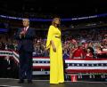 Bild: Evan Vucci/AP/dpa
Donald Trump, Präsident der USA, und Melania Trump, First Lady der USA, kommen zu einer Wahlkampfveranstaltung in das Amway Center in Orlando, Florida. Mit der Großkundgebung in Florida läutet US-Präsident Trump offiziell seinen Wahlkampf für 2020 ein.