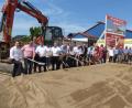 Bild: bk
Sie scheinen sehr froh, mal wieder im Sand buddeln zu dürfen, vor allem wenn es sich um einen Spatenstich für ein wichtiges Bauprojekt handelt: von links dritter Bürgermeister Severin Hirmer, Charly Witt, Prokurist Hans Fisch, Architekt Karl Zissler, Stefan Richter von trinkKult Hof, zweiter Bürgermeister Herbert Rudolph, Bürgermeister Ludwig Biller, Landrat Andreas Meier, Herbert Zangl, Juniorchef Patrick Kutzer. Vierter von rechts Bauleiter Günther Feldbauer.