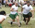 Bild: Hirsch
Baumstammziehen als Staffellauf: war eine von zehn Disziplinen bei den 6. Highland-Games auf Schloss Guteneck.