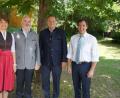 Bild: sir
Martin Neumeyer, Vorstandsvorsitzender der Bayerischen Staatsforsten (Zweiter von rechts), verabschiedete Hubert Meier (links mit Ehefrau Renate) aus seinem Dienst als Leiter des Forstbetriebs Roding und hieß dessen Nachfolger, Rudolf Zwicknagl (rechts), willkommen.