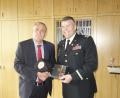 Bild: exb
Oberbürgermeister Kurt Seggewiß (links) und Colonel Adam J. Boyd tauschen Geschenke aus.
