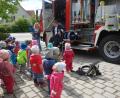 Bild: exb
Die Freiwillige Feuerwehr Haselmühl zu Besuch bei der Kita Arche Noah