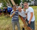 Bild: fnk
Bhim Prasad Panta (links) aus Nepal schiebt beim Aufstellen des Großenfalzer Kirwabaums kräftig mit an.