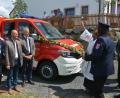 Bild: jr
Pfarrer George Parankimalil segnete das erste Fahrzeug, das die Pfaffenreuther Wehr in ihrer 115-jährigen Geschichte erhielt. Rechts im Bild Feuerwehr-Vorsitzender Max Ernstberger, von links Bürgermeister Johann Burger, stellvertretender Landrat Alfred Scheidler und Mitterteichs Bürgermeister Roland Grillmeier.