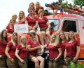 Bild: Feuerwehr Pfreimd/exb
Ein Oldtimer ist nur das Feuerwehrauto. Beim Jubiläum mischen junge Festdamen auf.
