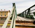 Bild: Hösamer
Der Steg über den Gleiskörper am Bahnhof Wernberg wird weichen müssen. Die Frage ist, wer für den Neubau dieser Brücke bezahlt. Die Bahn sähe gerne, wenn sich die Marktgemeinde mit bis zu 700 000 Euro beteiligt. Die Wernberg-Köblitzer sehen das anders.