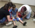 Bild: exb
Mit täuschend echt aussehenden Verletzungen und Notfällen haben es die jungen Sanitäter bei der Prüfung zu tun.