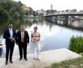 Bild: Hirsch
Die Vertreterinnen des Tourismuszentrums Nabburg, Alexandra Beier (rechts) und Julia Braun (links) stellten an der sanierten Anlegestelle in Burglengenfeld gemeinsam mit Landrat Thomas Ebeling (Zweiter von links) und Bürgermeister Thomas Gesche (Zweiter von rechts) die neue Bootswanderkarte vor.
