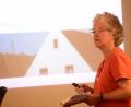 Bild: bey
Monika Seywald, Diplomingenieurin für Raumplanung, stellt im Marktgemeinderat die Gestaltungsfibel, den förmlichen Geltungsbereich des Sanierungsgebietes und das Kommunale Förderprogramm zur Unterstützung sanierungsbereiter Hauseigentümer vor.