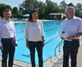 Bild: jr
Sie wollen, dass das Mitterteicher Freibad mit einer Sanierung fit für die kommenden Jahrzehnte gemacht wird: (von links) MdL Tobias Reiß (links), Kämmerin Ursula Ockl und Bürgermeister Roland Grillmeier.