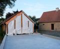 Bild: do
Die Bodenplatte für die künftige Münchsreuther Gemeinschaftshalle neben dem historischen Hirthaus ist mit kräftiger Unterstützung der Dorfbewohner schon betoniert. In den nächsten Wochen folgt der Wandaufbau in Holzständer-Bauweise.