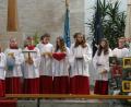 Bild: exb
Zwölf Ministranten präsentierten nach dem Evangelium die verschiedenen Attribute und Beigaben der zwölf Apostel.