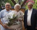 Bild: arw
Zweiter Bürgermeister Heinrich Maier gratuliert Gertraud und Hans Eismann zur diamantenen Hochzeit.