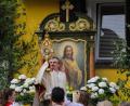 Bild: JOCHEN NEUMANN 
ERBENDORF
Pfarrer Martin Besold mit dem Allerheiligsten am Altar vor dem Kaufhaus Baier am Marktplatz.