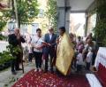 Bild: mng
Die Pfarrei Sankt Georg in Pressath feierte am Donnerstag das Fronleichnamsfest mit der traditionellen Prozession, die gelebtes Christentum versinnbildlicht: Zum Ende des Osterfestkreises symbolisiert sie den christlichen Lebensvollzug, das gläubige "Wallen", das Ziehen durch die Zeit, dem ewigen Vater entgegen.
