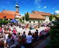 Bild: gz
Zahlreiche Besucher verfolgen das Kindergartenspiel mit der Zugfahrt.