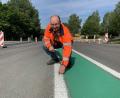 Bild: fph
So etwas haben die meisten Autofahrer noch nicht gesehen: Ein fast ein Meter breiter Streifen in grüner Farbe teilt die Bundesstraße 303.