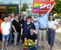 Bild: fsb
Die Gründungsmitglieder der AG SPDqueer Oberpfalz mit Vorsitzendem Alexander Irmisch-Hergert (vorne kniend), dahinter Stellvertreterin Nicole Hölzl sowie die Beisitzer Theresia Stahl (Sechste von links) und Thomas Emmert (Zweiter. von rechts) zusammen mit Geschäftsführerin Sabrina Schlecht-Wanderer (ganz rechts).